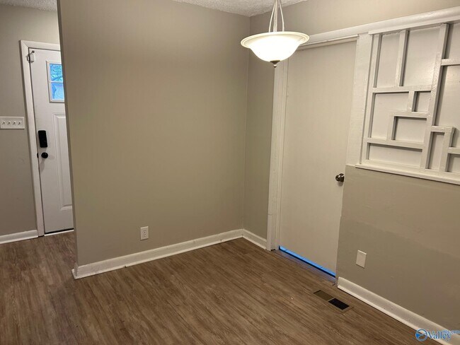 Foto del edificio - 3721 Broadmor Rd NW