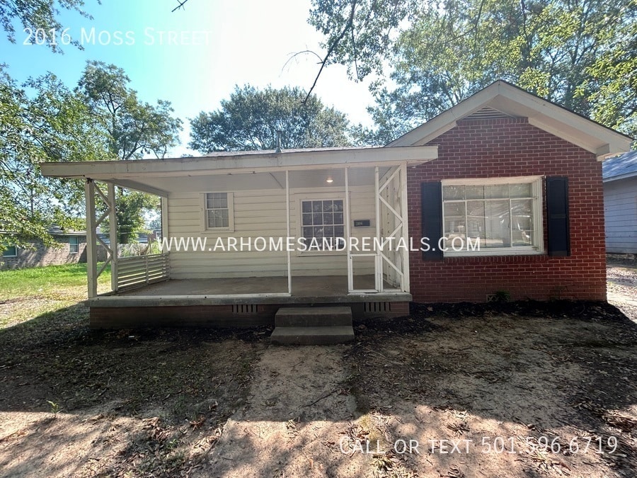 Primary Photo - 2016 Moss Street | $725 | 2 beds, 1 full bath