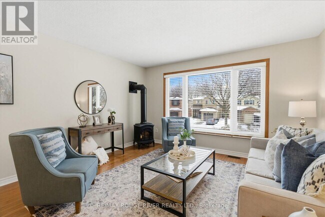 Photo du bâtiment - 102 Turnberry Crescent