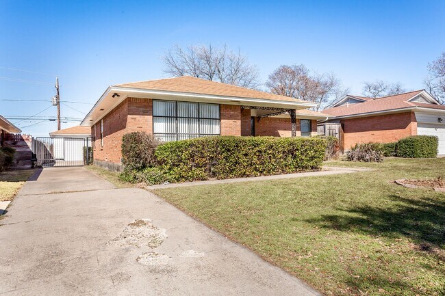 Foto del edificio - 3-bedroom, 2-bath home with 2-car garage in Casa View