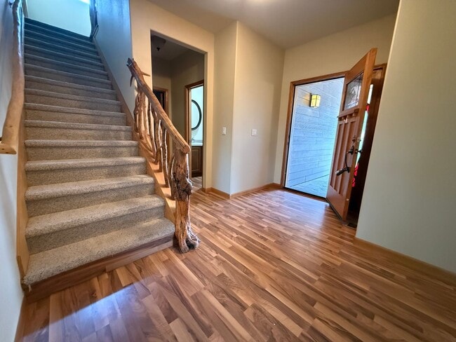 Building Photo - Spacious 3 Bed/3.5 Bath Home with Two Prim...