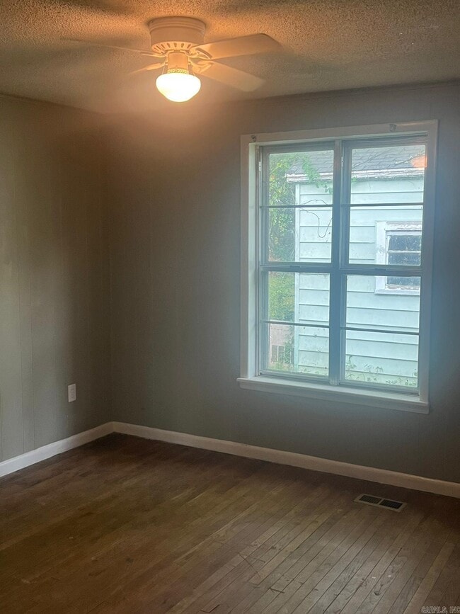 Building Photo - 407 W 33rd St