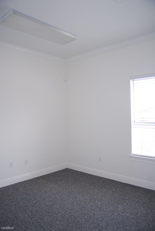 Foto del edificio - 1 br, 1 bath House - Commercial Property