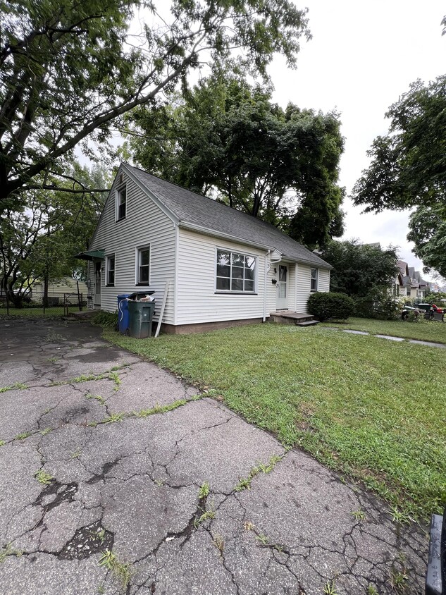Primary Photo - 400 Knickerbocker Ave