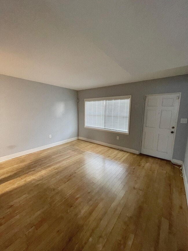 Building Photo - 225 E New Hampshire St