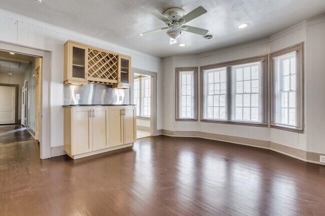 Foto del edificio - Rare & Classic Oak Lawn House | Great Location | Huge Backyard