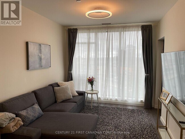 Building Photo - 690 King St W