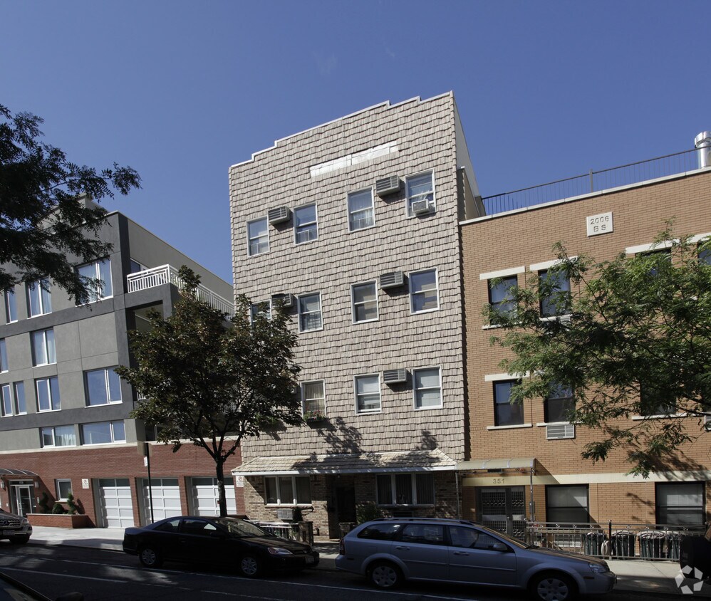 Primary Photo - 349 Manhattan Ave