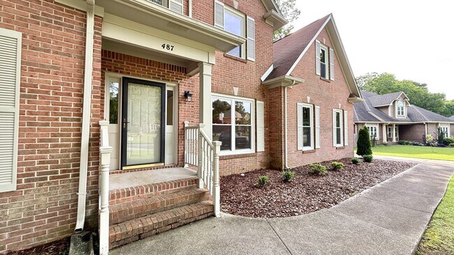 Foto del edificio - 487 Highland Dr