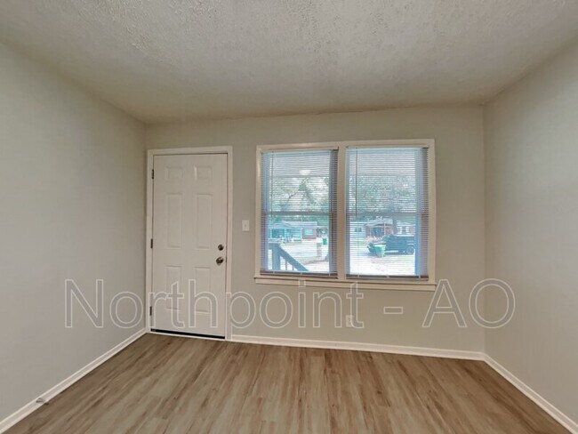 Foto del edificio - 4813 Bartlett Rd