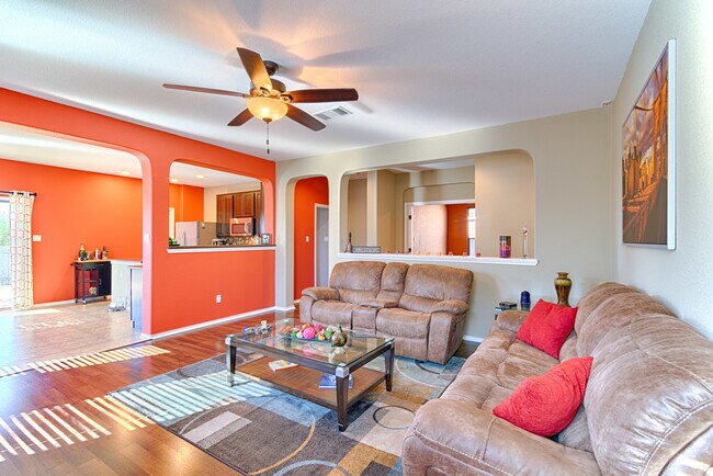 Foto del edificio - Cozy 3BR/2BA Home with Covered Deck & Fenc...