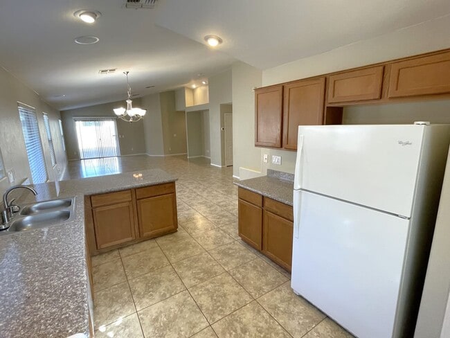 Building Photo - 2428 W Tamarisk Ave