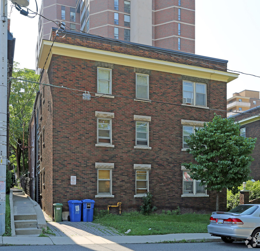 Primary Photo - Queen's Court