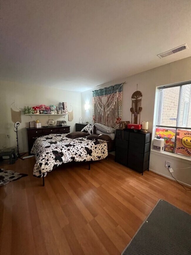Building Photo - CHARMING ONE BEDROOM ONE BATH CONDO ALL UT...
