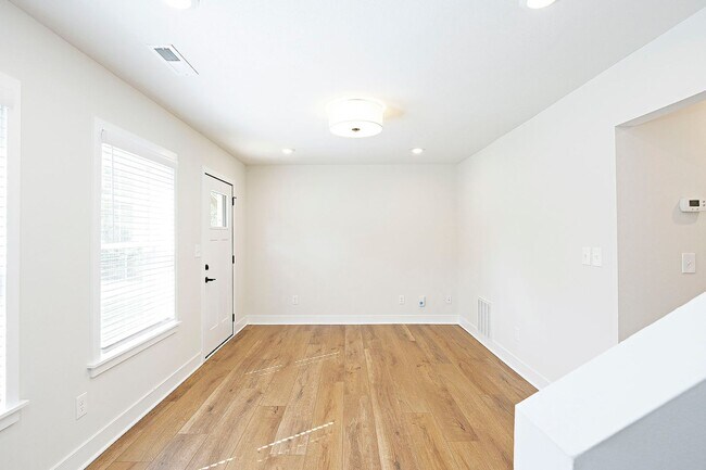 Building Photo - $1,000 Move-in Special! Renovated Townhome in the Heart of Belmont