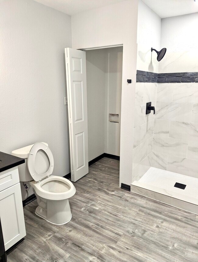 Baño - 5810 W Bellfort Ave