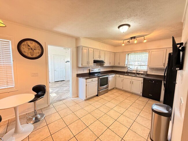 Foto del edificio - Spacious 4BR Home in Desirable North Columbus