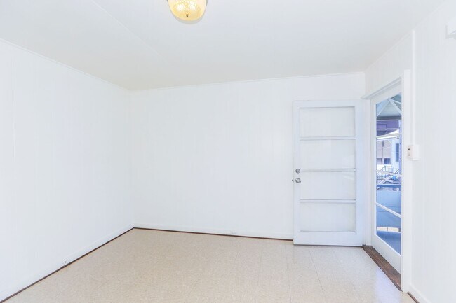 Foto del edificio - Waiola - upstairs 1 bedroom with 1 parking - window air conditioner in bedroom..