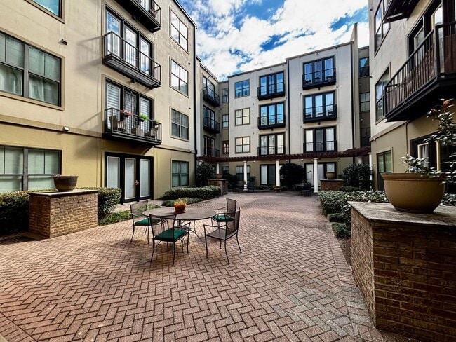 Foto del edificio - 5300 Peachtree Rd