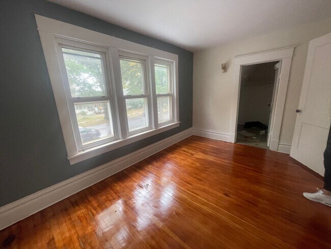Building Photo - Huge 6 Bedroom House close By Saint Catherine’s! SFH non duplex