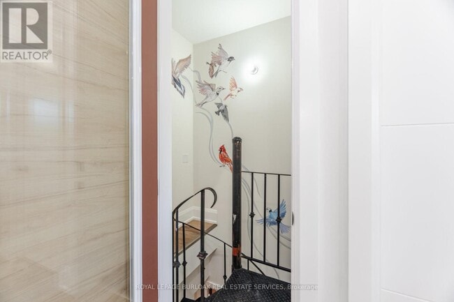 Building Photo - 527 Vyner Crescent