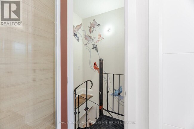 Photo du bâtiment - 527 Vyner Crescent