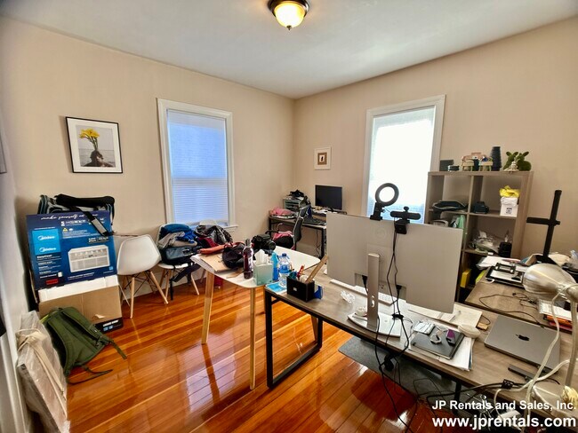 Building Photo - 16 Arcola St