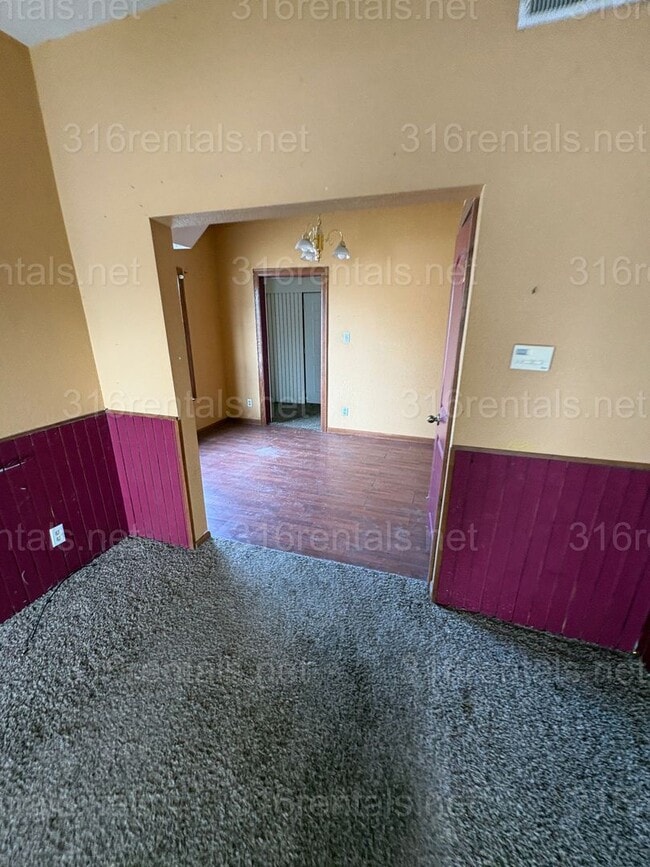 Building Photo - $799 - 2 bed 2 bath - Single Family Home