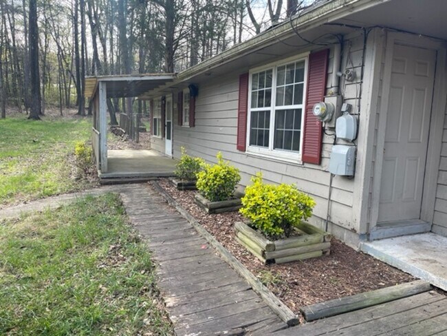 Building Photo - Beautiful Private 1 Bedroom 2 Bathroom Home!