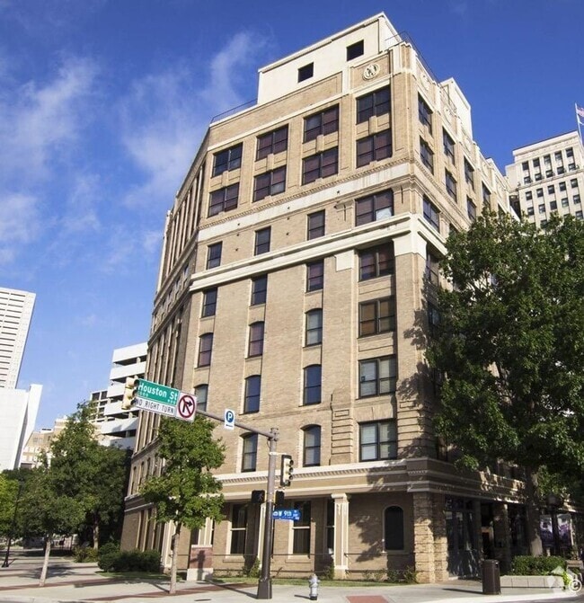 Building Photo - 910 Houston St