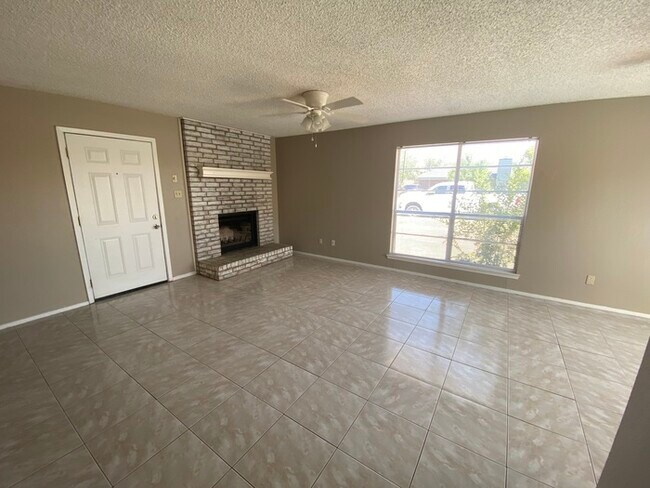 Building Photo - 2 bed 1 bath duplex unit
