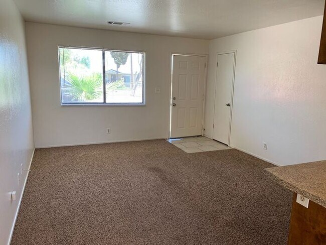 Building Photo - 2 Bed, 1 Bath unit available in Armona!