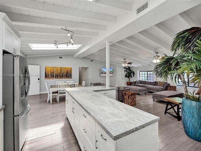 Foto del edificio - 2500 NE 19th St