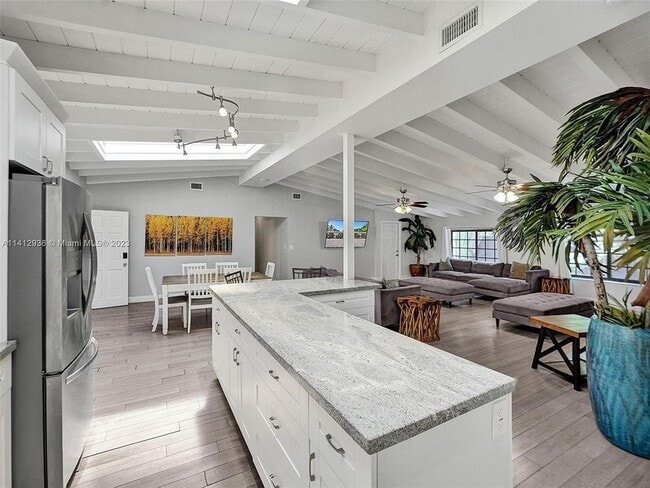 Building Photo - 2500 NE 19th St