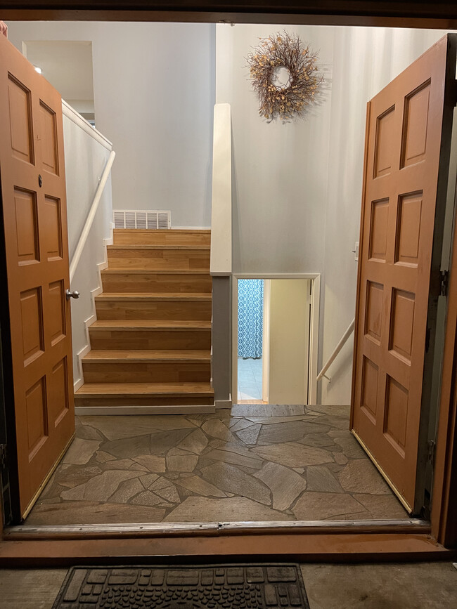 Front Entrance - 1013 E Greenleaf Dr