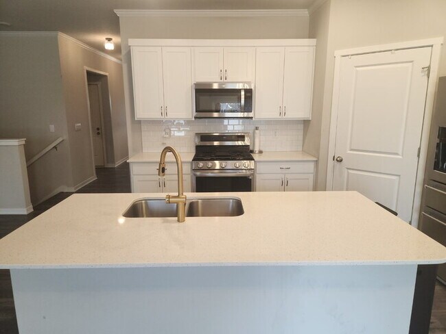 Building Photo - 2521 NW Woodbury Dr
