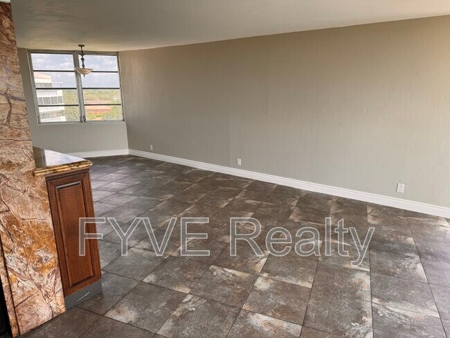 Foto del edificio - 6911 Environ Blvd