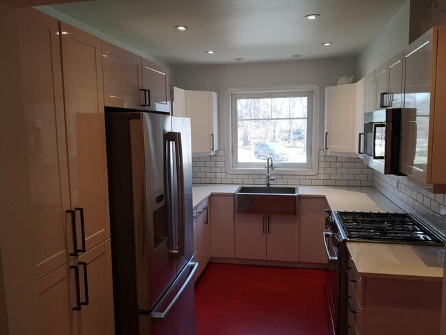 Building Photo - 897 Palmerston Ave