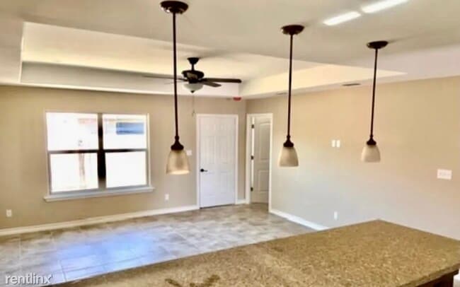 Building Photo - 2021 Treasure Oaks Dr