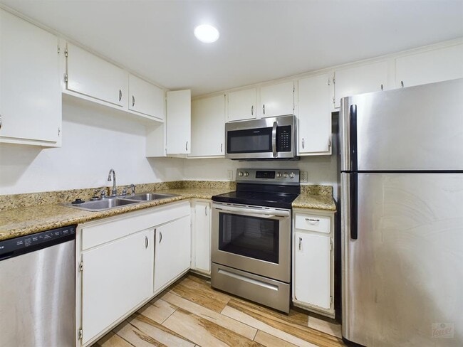 Building Photo - 2124 Burton Dr