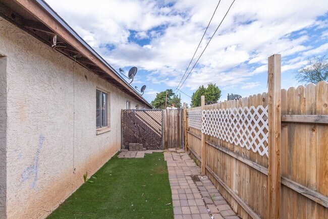 Building Photo - 15605 N 29th St