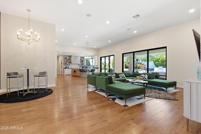 Foto del edificio - 4601 N Royal View Dr