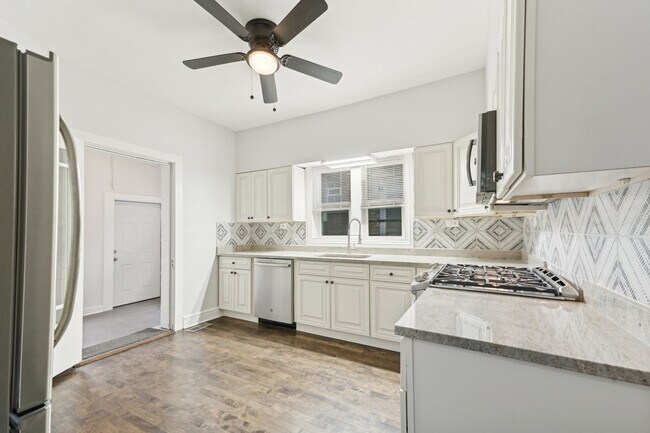Building Photo - Spacious 5BR House in Chicago