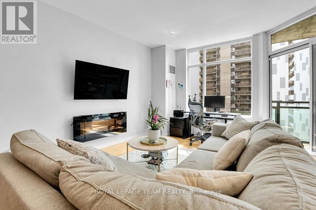 Building Photo - 570-570 Laurier Ave W