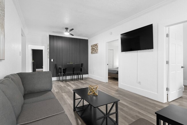 Photo - 806 E Chelsea St Apartment