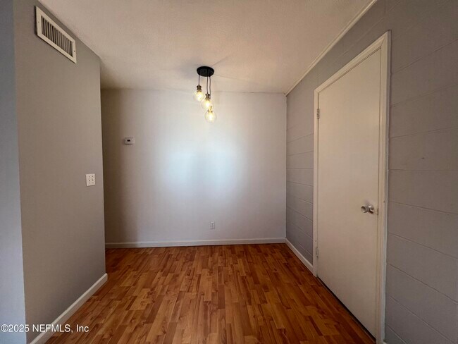 Foto del edificio - 2960 Remington St