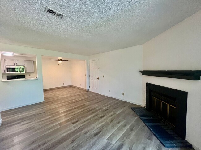 Foto del edificio - 1 bed 1 bath condo w/ in unit laundry