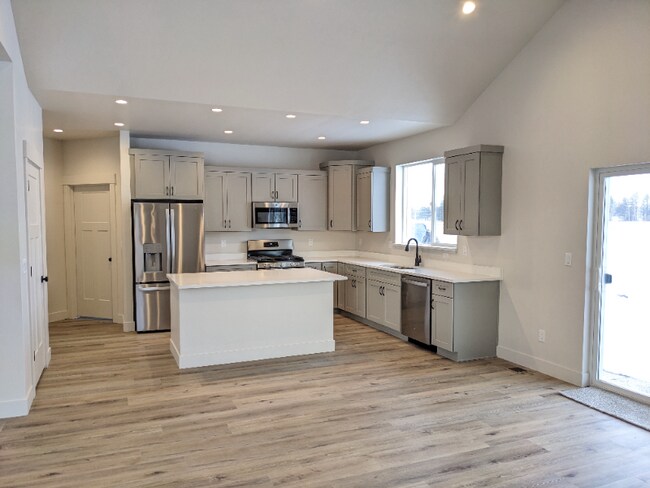 Foto del edificio - 4039 Snowberry Ave