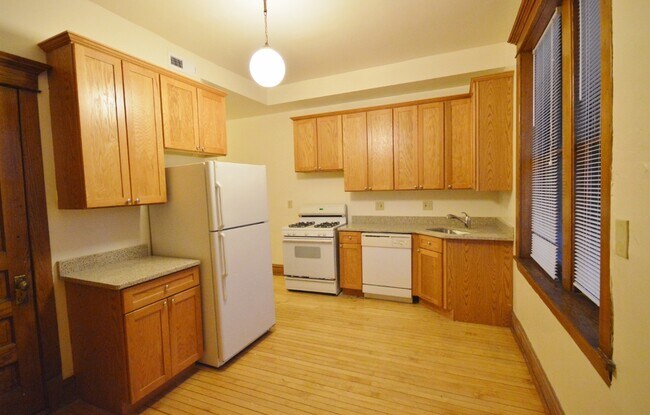 Building Photo - 1417 W. Belle Plaine