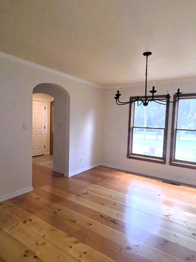 Foto del edificio - Spacious home in country setting, yet close to amenities